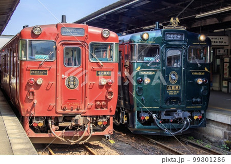 被災前の人吉駅で並んで停車するかわせみ・やませみといさぶろう・しんぺい 99801286