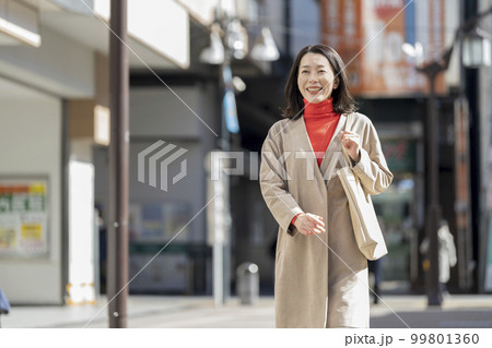 街を歩くアラフィフの女性 街を歩くアラフィフの女性 99801360