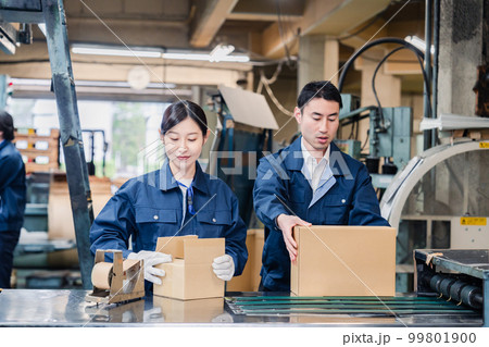 物流センターで発送業務をする作業員 99801900