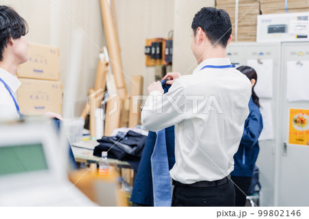 業務終了後にバックヤードで一息をつく従業員 99802146
