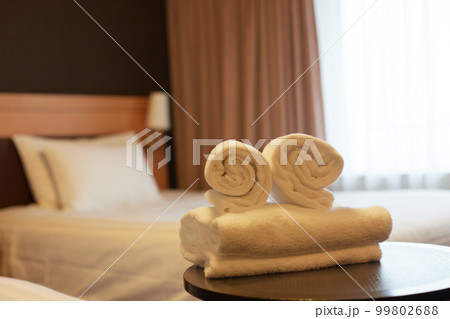 ホテルの客室のベッドルームと机の上のバスタオルの様子 ホテルの客室のベッドルームと机の上のバスタオルの様子 99802688