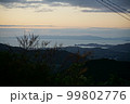山の上から見た空と雲 99802776