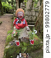 カラフルな衣装とメイクのお地蔵様 99802779