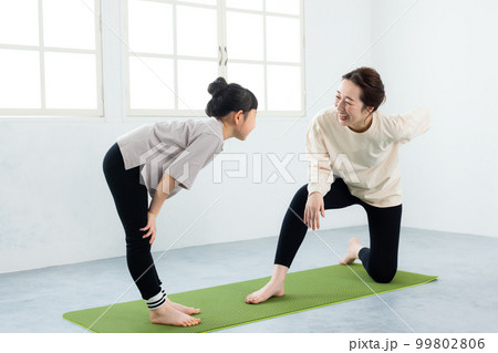 ヨガをする親子 99802806