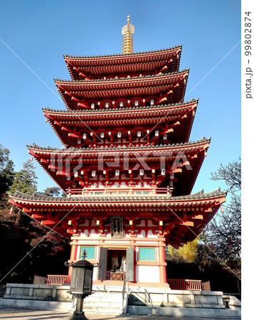 青空に映える朱塗りの仏塔… 高幡不動の五重塔 青空に映える朱塗りの仏塔… 高幡不動の五重塔 99802874