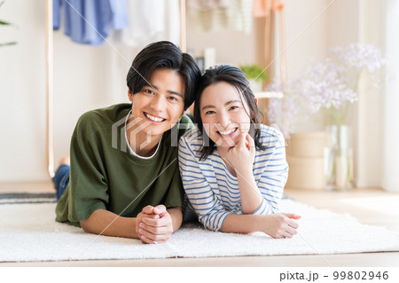 リビングの若いカップル リビングの若いカップル 99802946