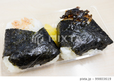 美味しい鮭おにぎりと昆布お握り 美味しい鮭おにぎりと昆布お握り 99803619