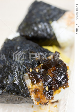 美味しい鮭おにぎりと昆布お握り 美味しい鮭おにぎりと昆布お握り 99803623