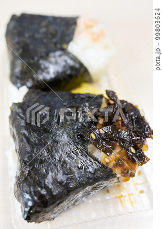 美味しい鮭おにぎりと昆布お握り 美味しい鮭おにぎりと昆布お握り 99803624
