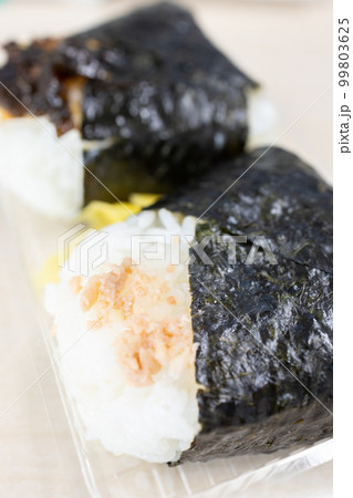 美味しい鮭おにぎりと昆布お握り 美味しい鮭おにぎりと昆布お握り 99803625