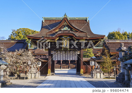 早春の北野天満宮　三光門（京都市上京区馬喰町） 99804474