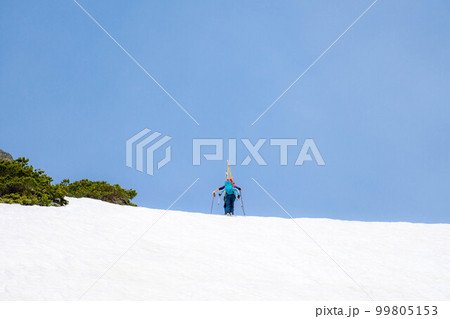 【アウトドア素材】春スキーを楽しむスキーヤー【長野県】 99805153