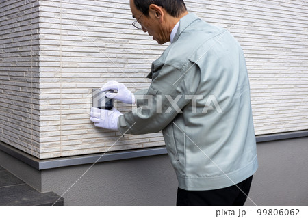 一戸建住宅の屋外コンセントの工事をしている男性作業員 一戸建住宅の屋外コンセントの工事をしている男性作業員 99806062