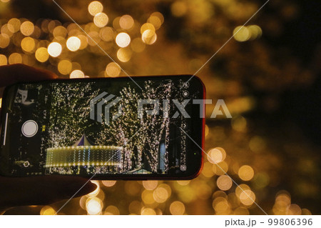 スマホの夜景撮影 99806396