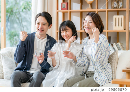 水を飲む親子　ガッツポーズ 99806870