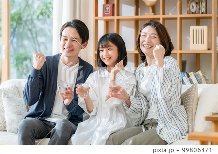 水を飲む親子　ガッツポーズ 99806871