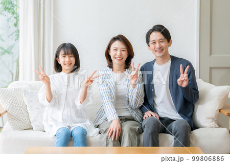 親子　ファミリー　リビング　ソファー　ピース 99806886