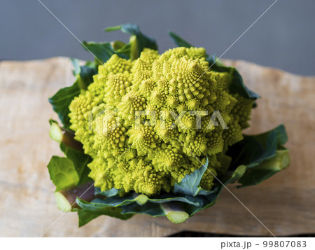 ロマネスコのフラクタル 99807083