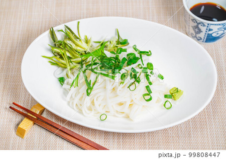薬味をのせた米粉の冷たいうどん 99808447