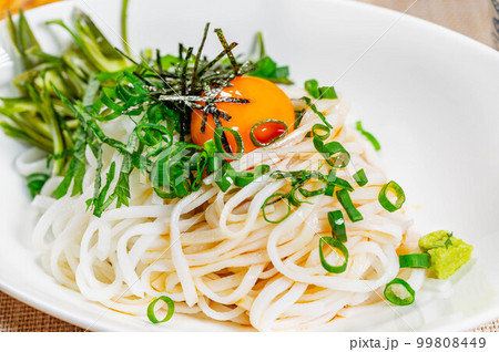 薬味をのせた米粉のぶっかけうどん 99808449