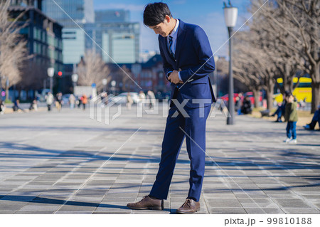 お腹が痛いビジネスマン 99810188
