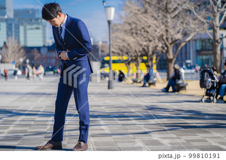 お腹が痛いビジネスマン 99810191