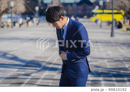 お腹が痛いビジネスマン 99810192