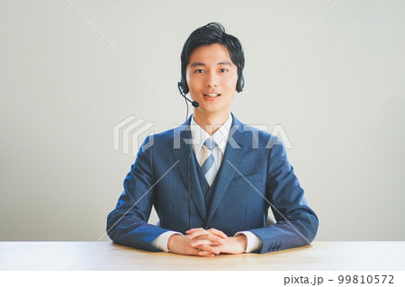 実況中継をするアナウンサーの若い男性 99810572