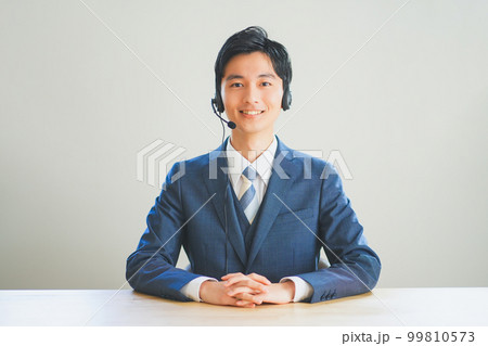 実況中継をするアナウンサーの若い男性 実況中継をするアナウンサーの若い男性 99810573