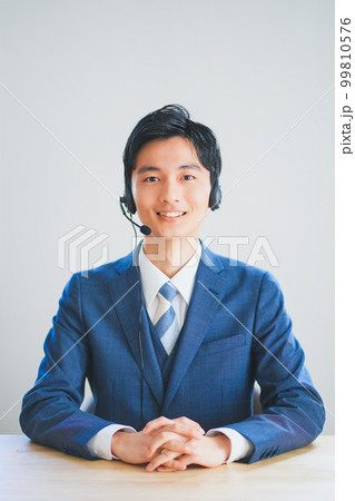 実況中継をするアナウンサーの若い男性 実況中継をするアナウンサーの若い男性 99810576