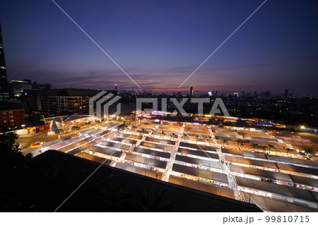 タイ国バンコクのナイトマーケット「ザ・ワン・ラチャダー（The One Ratchada）」の夜景 99810715