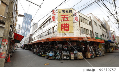 昭和レトロを宣伝する日本橋商店会(大阪市浪速区)の街並み 昭和レトロを宣伝する日本橋商店会(大阪市浪速区)の街並み 99810757