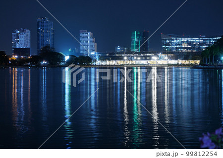 タイ王国バンコク、ベンジャキティ公園内から撮影したクイーンシリキット国際会議場（QSNCC）の夜景 99812254