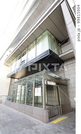 大阪メトロ御堂筋線、長堀鶴見緑地線の心斎橋駅の4B号出入口、心斎橋パルコに直結 99815004