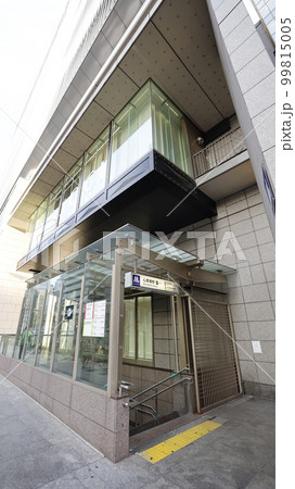 大阪メトロ御堂筋線、長堀鶴見緑地線の心斎橋駅の4B号出入口、心斎橋パルコに直結 99815005