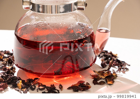 Red hibiscus tea from the petals of a Sudanese rose in a glass teapot 99819941