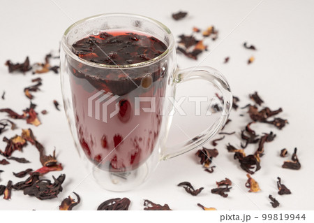 Red hibiscus tea from the petals of the Sudanese rose in a glass cup with a double bottom 99819944