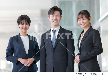 3人の若いビジネスパーソン_バストアップ3 99823012