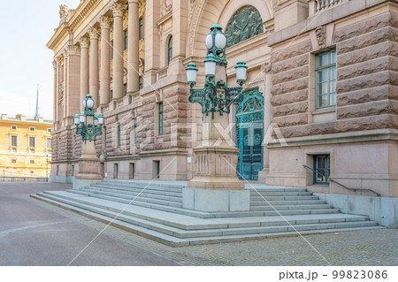 Detailed view of Entrace door to Parliament House, Swedish: Riksdagshuset, the seat of the parliament of Sweden, Swedish: Riksdag. Stockholm in Sweden Detailed view of Entrace door to Parliament House, Swedish: Riksdagshuset, the seat of the parliament of Sweden, Swedish: Riksdag. Stockholm in Sweden 99823086