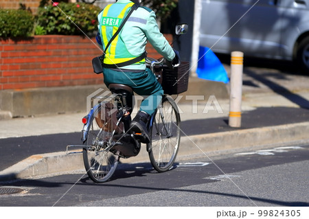 自転車で移動する駐車監視員 自転車で移動する駐車監視員 99824305