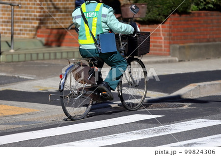 自転車で移動する駐車監視員 99824306