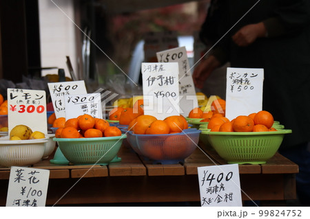 柑橘類の果物がかごに入れられて売られている店先の風景 柑橘類の果物がかごに入れられて売られている店先の風景 99824752