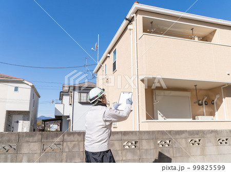 住宅 ヘルメットのビジネスマン 住宅 ヘルメットのビジネスマン 99825599