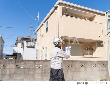 住宅 ヘルメットのビジネスマン 99825601