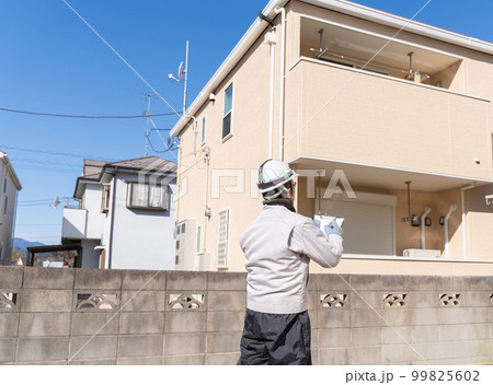 住宅 ヘルメットのビジネスマン 住宅 ヘルメットのビジネスマン 99825602