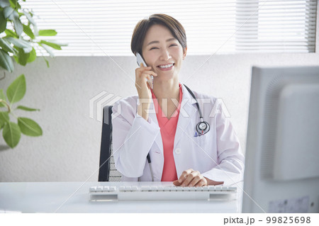 スマホでオンライン診療をする女性医師 99825698