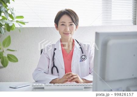 スマホでオンライン診療をする女性医師 99826157