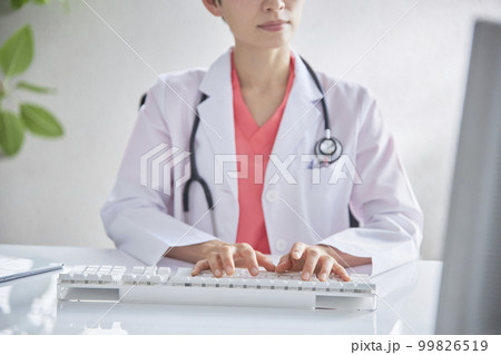 スマホでオンライン診療をする女性医師 99826519