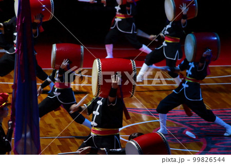 スポーツイベントで行われる伝統芸能、伝統音楽の琉球太鼓 スポーツイベントで行われる伝統芸能、伝統音楽の琉球太鼓 99826544