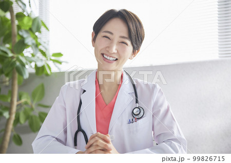 笑顔で診療をする女性医師 99826715